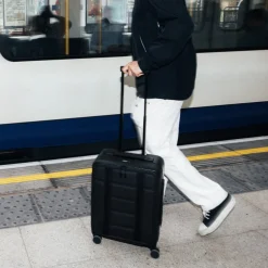 D__b__ Ramverk Pro Front-access Carry-on